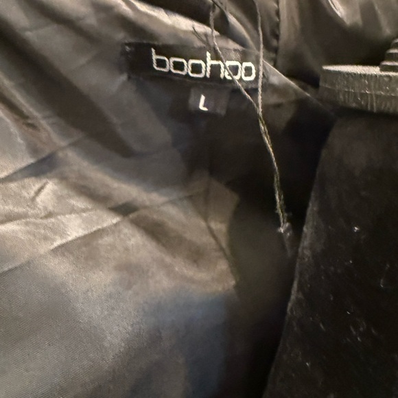 Black Winter Vest with Hood and Padded Design - Picture 6 of 10